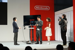 画像ギャラリー No.003のサムネイル画像 / Nintendo Switch体験会の本体紹介ステージをレポート。有野晋哉さんと小松未可子さんがJoy-Conのさまざまな機能を使う「1-2-Switch」で対戦した