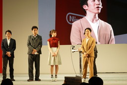 画像ギャラリー No.006のサムネイル画像 / Nintendo Switch体験会の本体紹介ステージをレポート。有野晋哉さんと小松未可子さんがJoy-Conのさまざまな機能を使う「1-2-Switch」で対戦した