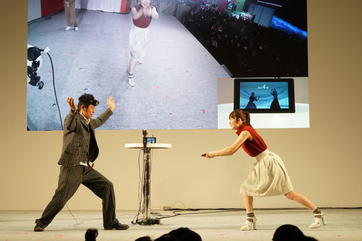 画像ギャラリー No.007のサムネイル画像 / Nintendo Switch体験会の本体紹介ステージをレポート。有野晋哉さんと小松未可子さんがJoy-Conのさまざまな機能を使う「1-2-Switch」で対戦した