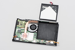 画像ギャラリー No.047のサムネイル画像 / 「Nintendo Switch」分解レポート。「任天堂はどんな新しいことを提供してくれるのか」と期待が膨らむ内部構造だ