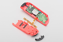 画像ギャラリー No.085のサムネイル画像 / 「Nintendo Switch」分解レポート。「任天堂はどんな新しいことを提供してくれるのか」と期待が膨らむ内部構造だ