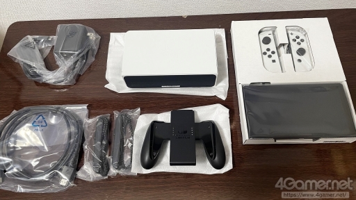 画像ギャラリー No.011のサムネイル画像 / 本日発売「Nintendo Switch(有機ELモデル)」を開封! 映像や本体の仕様は従来モデルと何が違うのか,写真や動画で比較してみた