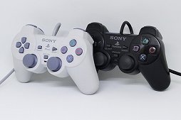 画像ギャラリー No.017のサムネイル画像 / PlayStation 5用ゲームパッド「DualSense」が発表されたので,PSシリーズを支えた「DUALSHOCK」の進化を見比べてみる