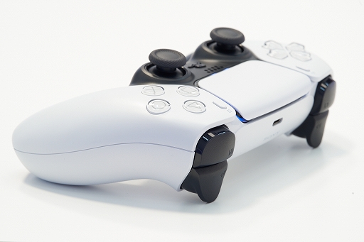 画像ギャラリー No.001のサムネイル画像 / PS5のローンチタイトル「Astro's Playroom」と「Godfall」を先行プレイ。純正ゲームパッド「DualSense」と超高速SSDの実力を目の当たりにした