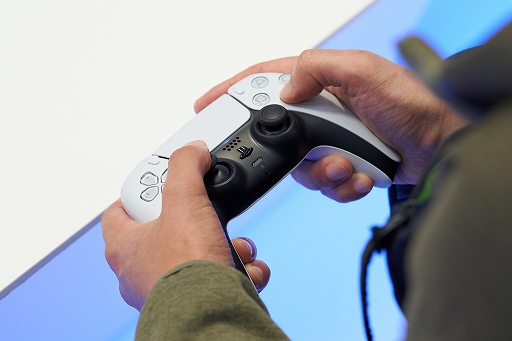 画像ギャラリー No.006のサムネイル画像 / PS5のローンチタイトル「Astro's Playroom」と「Godfall」を先行プレイ。純正ゲームパッド「DualSense」と超高速SSDの実力を目の当たりにした
