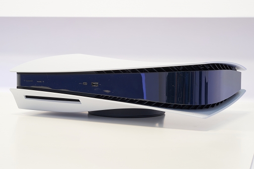 画像ギャラリー No.003のサムネイル画像 / 8K写真で見るPlayStation 5本体とDualSense。本体は静音性に優れ,ゲームパッドは新しくも実用的に