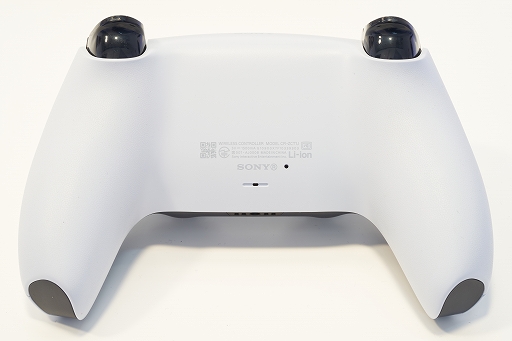 画像ギャラリー No.005のサムネイル画像 / 8K写真で見るPlayStation 5本体とDualSense。本体は静音性に優れ,ゲームパッドは新しくも実用的に