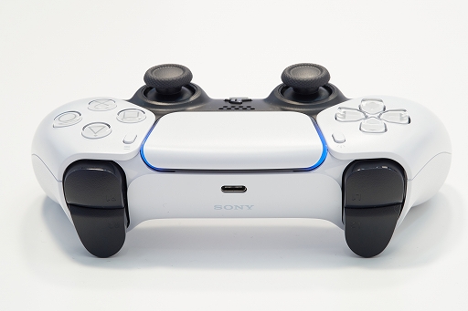 画像ギャラリー No.006のサムネイル画像 / 8K写真で見るPlayStation 5本体とDualSense。本体は静音性に優れ,ゲームパッドは新しくも実用的に