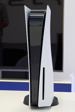 画像ギャラリー No.011のサムネイル画像 / 8K写真で見るPlayStation 5本体とDualSense。本体は静音性に優れ,ゲームパッドは新しくも実用的に