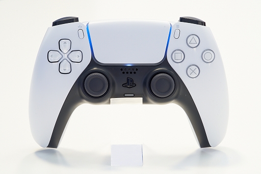 画像ギャラリー No.012のサムネイル画像 / 8K写真で見るPlayStation 5本体とDualSense。本体は静音性に優れ,ゲームパッドは新しくも実用的に