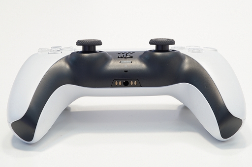 画像ギャラリー No.013のサムネイル画像 / 8K写真で見るPlayStation 5本体とDualSense。本体は静音性に優れ,ゲームパッドは新しくも実用的に