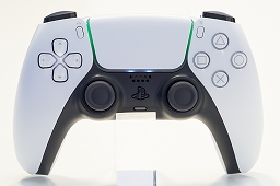 画像ギャラリー No.019のサムネイル画像 / 8K写真で見るPlayStation 5本体とDualSense。本体は静音性に優れ,ゲームパッドは新しくも実用的に