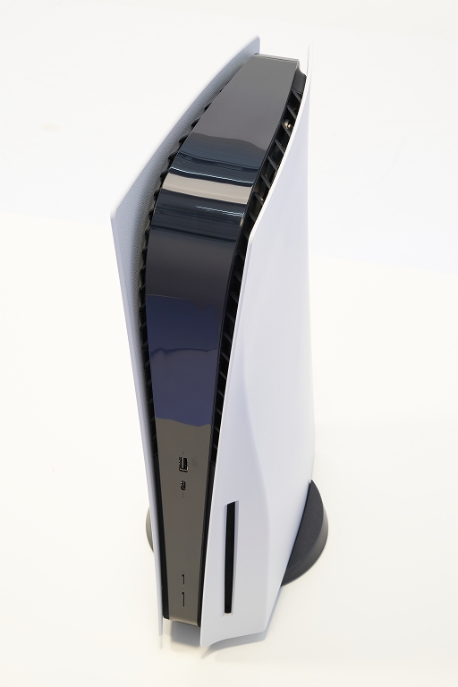 画像ギャラリー No.024のサムネイル画像 / 8K写真で見るPlayStation 5本体とDualSense。本体は静音性に優れ,ゲームパッドは新しくも実用的に