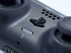 8K写真で見るPlayStation 5本体とDualSense。本体は静音性に優れ，ゲームパッドは新しくも実用的に