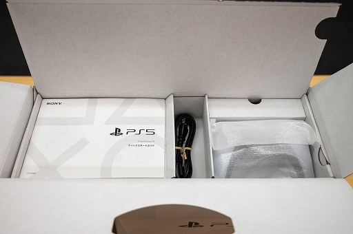 画像ギャラリー No.012のサムネイル画像 / PlayStation 5をひと足先に開封！　ベース取り付けまでを写真でレポート