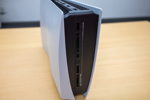 画像ギャラリー No.030のサムネイル画像 / PlayStation 5をひと足先に開封！　ベース取り付けまでを写真でレポート