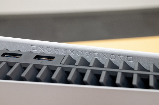 画像ギャラリー No.039のサムネイル画像 / PlayStation 5をひと足先に開封！　ベース取り付けまでを写真でレポート