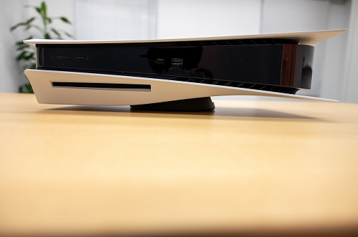 画像ギャラリー No.041のサムネイル画像 / PlayStation 5をひと足先に開封！　ベース取り付けまでを写真でレポート