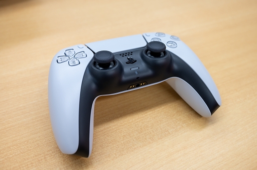 画像ギャラリー No.043のサムネイル画像 / PlayStation 5をひと足先に開封！　ベース取り付けまでを写真でレポート