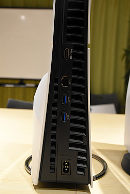 画像ギャラリー No.011のサムネイル画像 / スリムになった新型PS5を従来型と比較してみた。思った以上に小さく軽く,カバーの取り外しはより手軽に