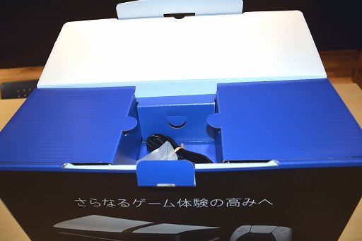 画像ギャラリー No.003のサムネイル画像 / 「PlayStation 5 Pro」開封の儀。ちょっと縦に長くなった新たなPS5は，フット付属で横置きがデフォルト
