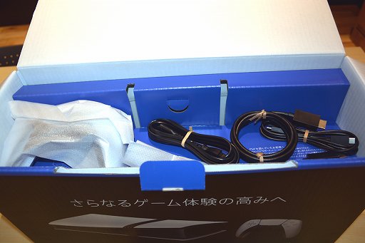 画像ギャラリー No.005のサムネイル画像 / 「PlayStation 5 Pro」開封の儀。ちょっと縦に長くなった新たなPS5は，フット付属で横置きがデフォルト