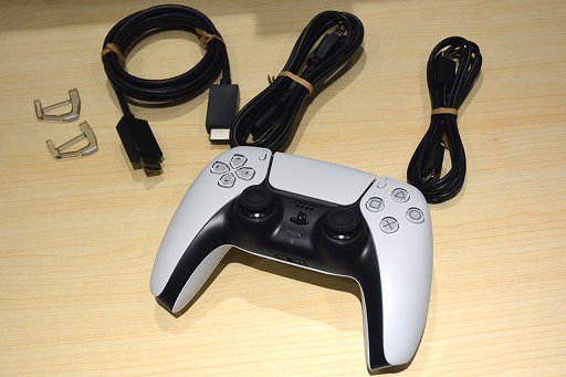 画像ギャラリー No.006のサムネイル画像 / 「PlayStation 5 Pro」開封の儀。ちょっと縦に長くなった新たなPS5は，フット付属で横置きがデフォルト