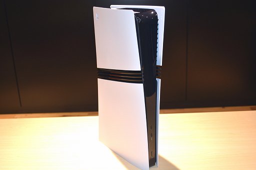 画像ギャラリー No.010のサムネイル画像 / 「PlayStation 5 Pro」開封の儀。ちょっと縦に長くなった新たなPS5は，フット付属で横置きがデフォルト