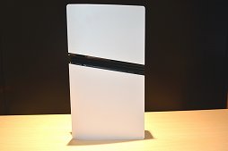 画像ギャラリー No.012のサムネイル画像 / 「PlayStation 5 Pro」開封の儀。ちょっと縦に長くなった新たなPS5は，フット付属で横置きがデフォルト