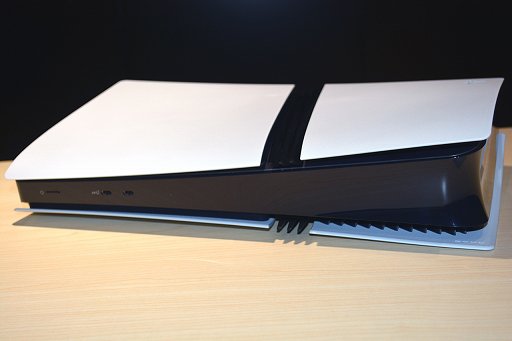 画像ギャラリー No.017のサムネイル画像 / 「PlayStation 5 Pro」開封の儀。ちょっと縦に長くなった新たなPS5は，フット付属で横置きがデフォルト