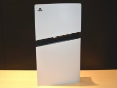 「PlayStation 5 Pro」開封の儀。ちょっと縦に長くなった新たなPS5は，フット付属で横置きがデフォルト