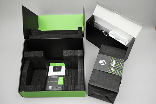 画像ギャラリー No.005のサムネイル画像 / 「Xbox Series X」と「Xbox Series S」を開封してみた。本体デザインと同様に収納方法もシンプルでスッキリ