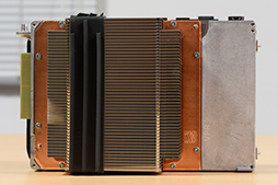 画像ギャラリー No.015のサムネイル画像 / 「Xbox Series X」分解レポート。PS5とは別の方向性でコストのかかった内部構造をチェックしてみた