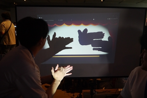 画像ギャラリー No.001のサムネイル画像 / 影絵を作り，無数のボタンを押して陣取りをする。BitSummitで見つけた，手を使って遊ぶユニークなインディーゲーム2本をレポート［BitSummit］