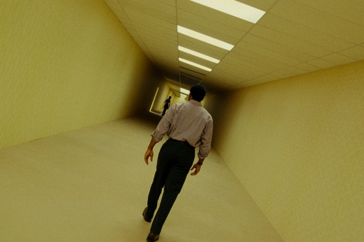 画像ギャラリー No.002のサムネイル画像 / ネット都市伝説発のホラー映画「Backrooms」,日本公開が決定。A24が手がけ,海外では初週末から大ヒットを記録した話題作