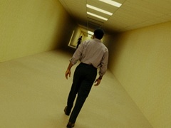 ネット都市伝説発のホラー映画「Backrooms」，日本公開が決定。A24が手がけ，海外では初週末から大ヒットを記録した話題作