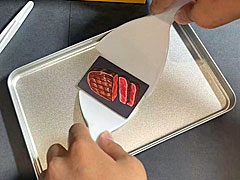 鉄板焼きを作るボードゲーム「TeppanDo」がKickstarterでキャンペーン展開中。衛生第一素手厳禁，ヘラを使って食材カードをうまくひっくり返そう