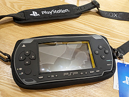 画像ギャラリー No.005のサムネイル画像 / 携帯ゲーム機「プレイステーション・ポータブル」(PSP)を模したデザインのクロスボディバッグをZARAが販売中