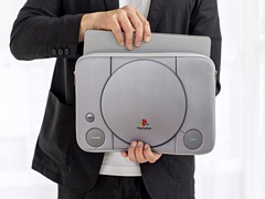 「初代PlayStationのマルチクッションケースBOOK」が7月6日に発売。ノートPCやタブレットを収納できるスリム設計