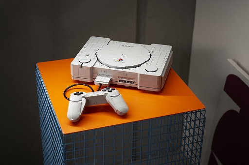画像ギャラリー No.001のサムネイル画像 / 初代PlayStationをレゴで再現。「レゴ PlayStation」,10月4日に一般販売開始。「Open」や「Power」のボタンも実際に押せる