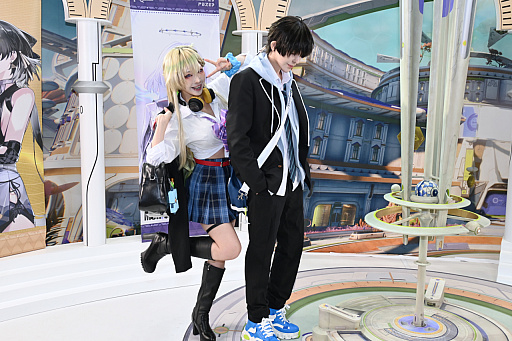 画像ギャラリー No.037のサムネイル画像 / 「コミックマーケット107」レポ。「NIKKE」や「ステラソラ」「ブラウンダスト2」などのブースで公式コスプレイヤーを撮影してきた