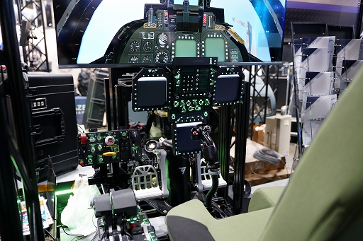 画像ギャラリー No.006のサムネイル画像 / 本格フライトシムは分かるけど，最新鋭「F-35」の軍用シミュレータがなぜ？ RAZBAM JAPANブースでは，憧れの空をちょっと身近に感じた［TGS2026］