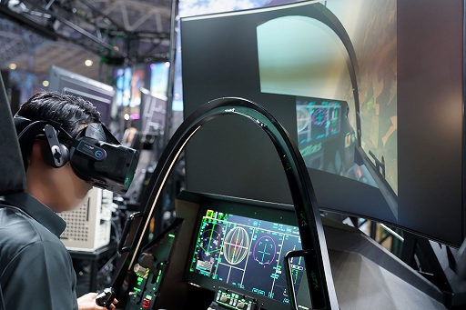 画像ギャラリー No.011のサムネイル画像 / 本格フライトシムは分かるけど，最新鋭「F-35」の軍用シミュレータがなぜ？ RAZBAM JAPANブースでは，憧れの空をちょっと身近に感じた［TGS2026］
