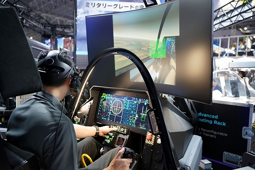 画像ギャラリー No.012のサムネイル画像 / 本格フライトシムは分かるけど，最新鋭「F-35」の軍用シミュレータがなぜ？ RAZBAM JAPANブースでは，憧れの空をちょっと身近に感じた［TGS2026］