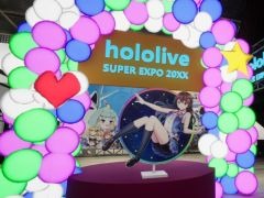 ホロライブEXPO会場を訪れた気分を味わいながら，異変を見つけ，脱出を目指す。「HoloExpo20XX」Steamで配信開始。価格は無料