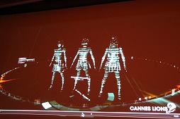 画像ギャラリー No.027のサムネイル画像 / ［CEDEC 2015］インタラクティブアートがエンターテイメントの世界に進出。2日めの基調講演「Data Art and Entertainment」をレポート