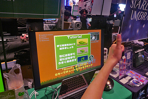 画像ギャラリー No.008のサムネイル画像 / 自分自身の手で遊ぶ個性派ゲーム「Handlime」レポート。指を足がわりに地面を這い，ピースサインで扉を開け［BitSummit］
