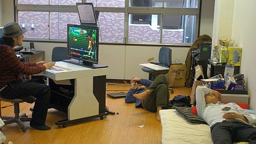 画像ギャラリー No.010のサムネイル画像 / アーケードゲーマーの夢がついに実現。自宅をゲーセンに変える“アーケード筐体風”ゲームデスク「XAC-1」組み立て＆試用レポート