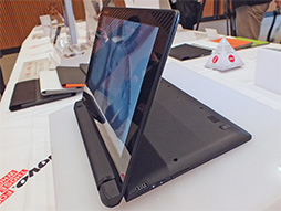 画像ギャラリー No.011のサムネイル画像 / Lenovo,持たずに使えるスタンド付きAndroidタブレット「YOGA TABLET」を発表。国内展開予定のゲーマー向けPCもちら見せ