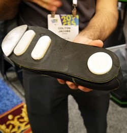 画像ギャラリー No.003のサムネイル画像 / ［CES 2014］キャラクターとの一体感が味わえる体感型VRデバイスの決定版？ Virtuix「Omni」のデモプレイムービーを掲載